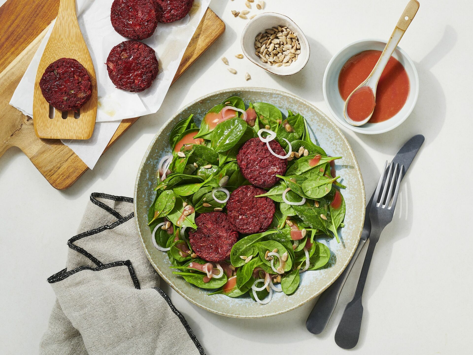 Rote-Frühlingszwiebel-Taler auf Spinatsalat