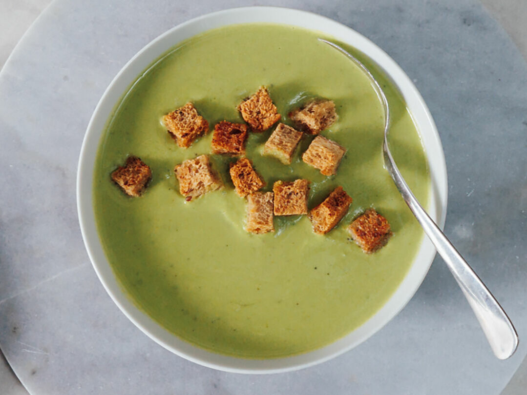 Cremige Erbsensuppe mit knusprigen Croutons